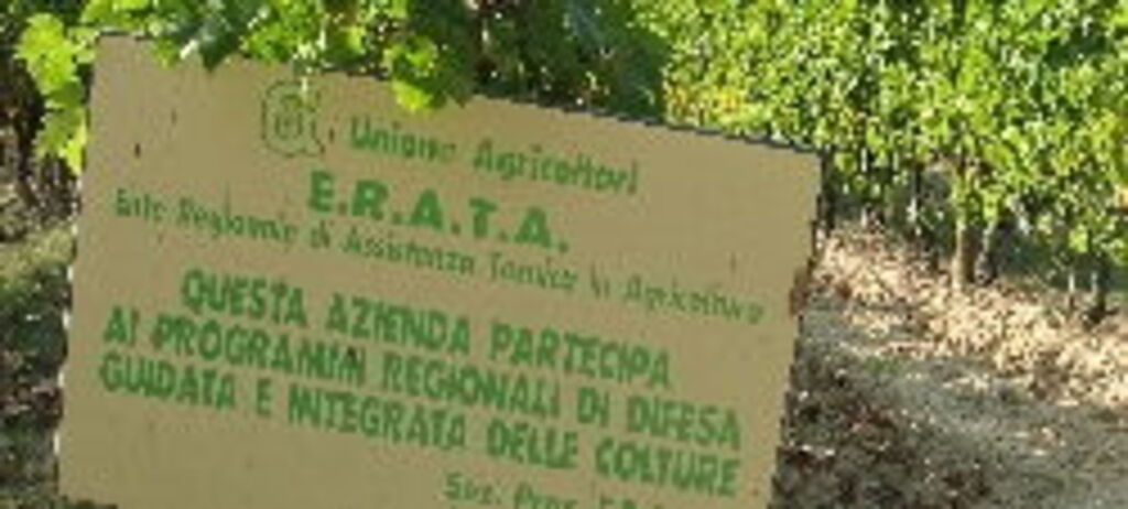 Photo which shows an agricultural sign in the tuscany countryside with Italian writing