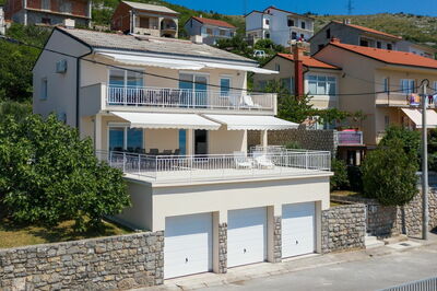 Villa Gustav, Exterior