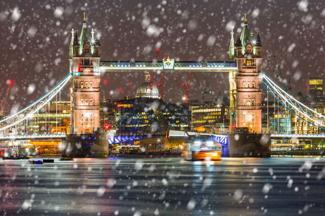 Tower Bridge sotto la neve a Londra