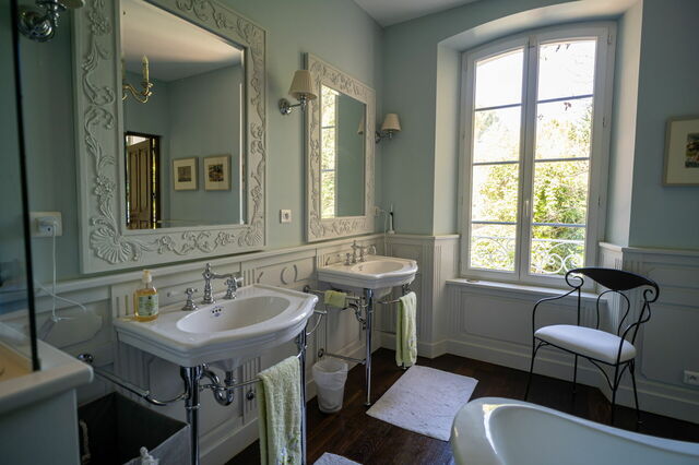 La Verdière, bathroom
