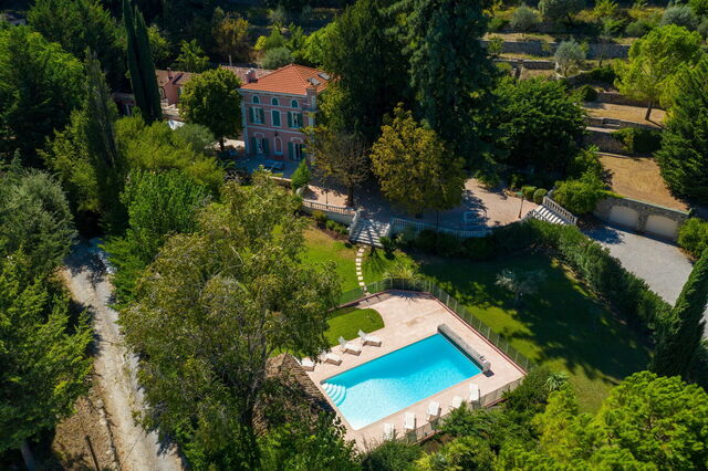 La Verdière, exterior