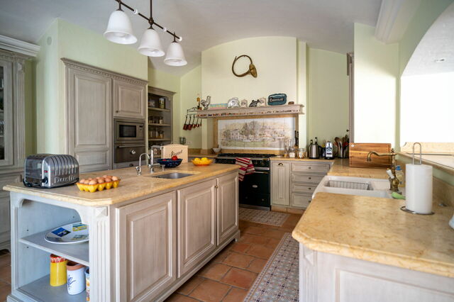 La Verdière, kitchen