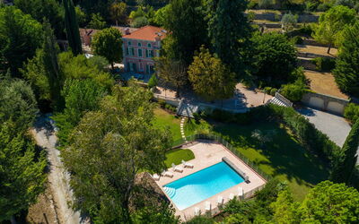 La Verdière, exterior