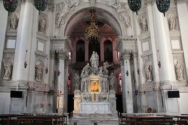Santa Maria della Salute, interior