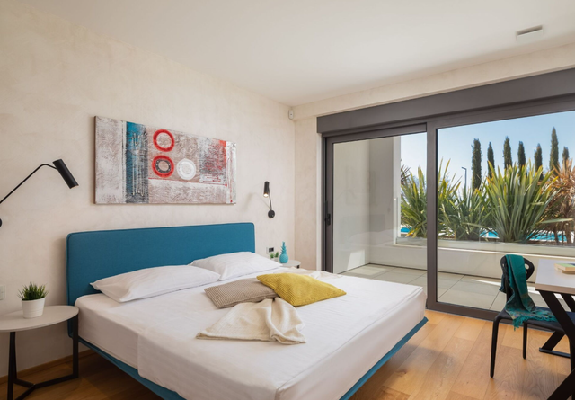 Old Olive I, bedroom