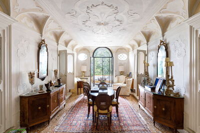 Galero interiors with stucco