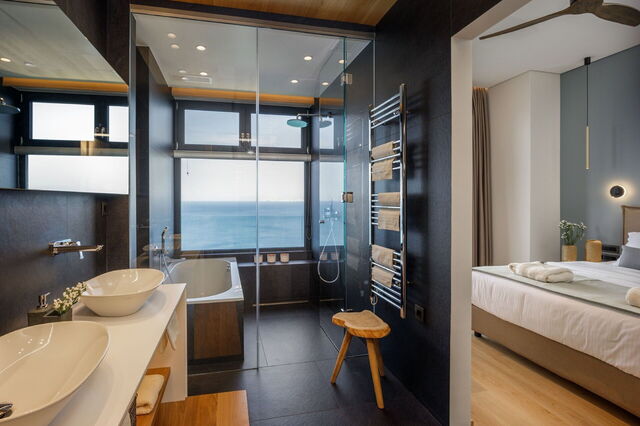 Nereid Villa, en suite and views