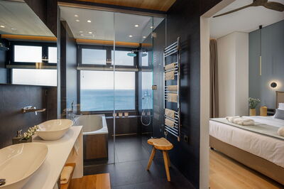 Nereid Villa, en suite and views