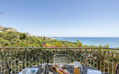 Accommodation:&nbsp;Cicladi Paros 100.9