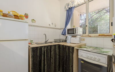 Cicladi Anafi 100.6: Major Appliance, Interior Design, Kitchen, Kitchen Appliance, Furniture, Flooring, Floor, Room, Home Appliance, Ceiling