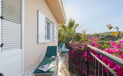 Accommodation:&nbsp;Cicladi Santorini 100.7