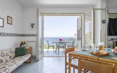 Accommodation:&nbsp;Cicladi Kea 100.3