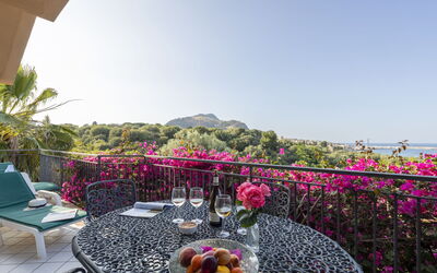 Accommodation:&nbsp;Cicladi Santorini 100.7