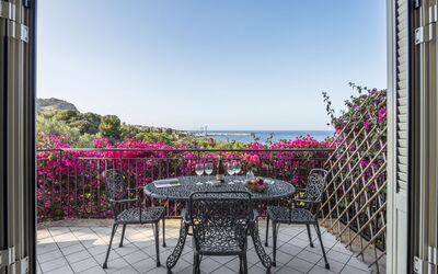 Accommodation:&nbsp;Cicladi Santorini 100.7
