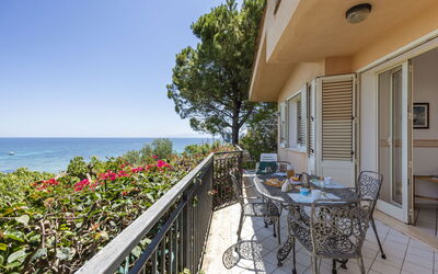 Accommodation:&nbsp;Cicladi Paros 100.9
