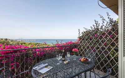 Accommodation:&nbsp;Cicladi Santorini 100.7