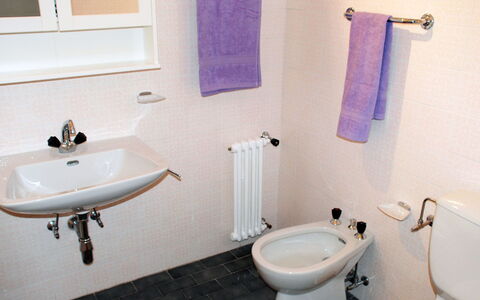 App. Paradiso: Tap, Plumbing Fixture, Sink, Bathroom Sink, Property, Photograph, Purple, White, Bathroom, Toilet Seat