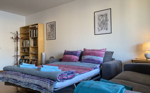 App. Paradiso: Furniture, Property, Picture Frame, Comfort, Azure, Wood, Textile, Pillow, Interior Design, Lamp