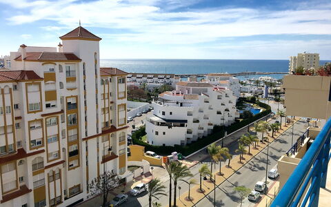 Bellavista del Puerto: Cloud, Sky, Building, Daytime, Window, Water, Azure, Urban Design, Car, Body Of Water