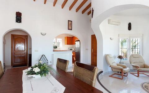 Stella: Building, Furniture, Table, Picture Frame, Property, White, Chair, Interior Design, House, Houseplant