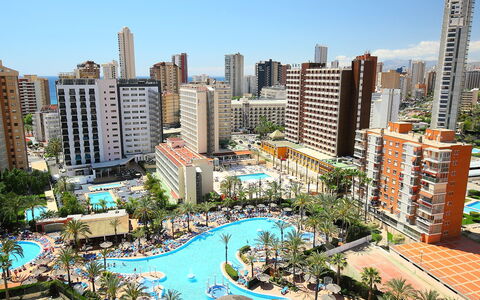 Gemelos: Water, Building, Skyscraper, Property, Swimming Pool, Sky, Tree, Tower, Plant, Tower Block