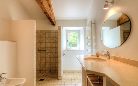 Gite Curel: Mirror, Property, Plumbing Fixture, Building, Bathroom, Tap, Sink, Wood, Lighting