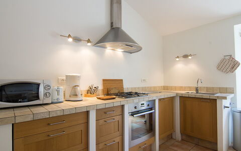 Gite Curel: Cabinetry, Countertop, Property, Kitchen Appliance, Kitchen Stove, Building, Drawer, Wood, Kitchen, Lighting