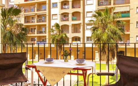 Parque Central: Table, Building, Furniture, Property, Window, Tree, Plant, Chair, Architecture, Outdoor Furniture
