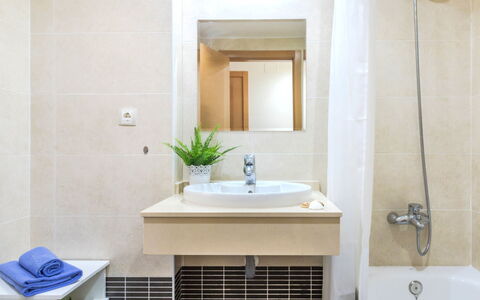 Parque Central: Tap, Property, Plumbing Fixture, Plant, Azure, Bathroom Sink, Mirror, Bathroom, Bathtub, Building