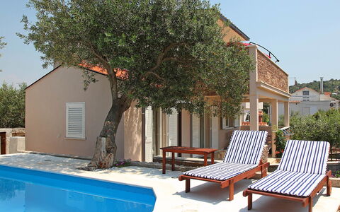 Vinka: Sky, Building, Furniture, Property, Plant, Water, Tree, Swimming Pool, Shade, House