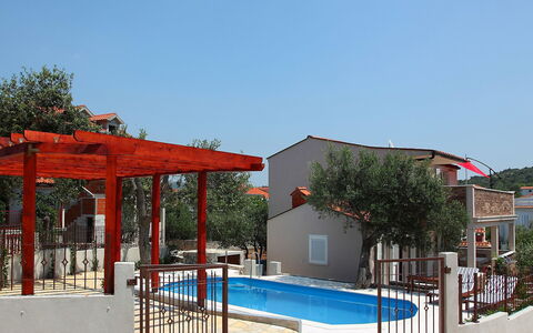 Vinka: Sky, Water, Swimming Pool, Building, Shade, Tree, Door, Plant, Window, House