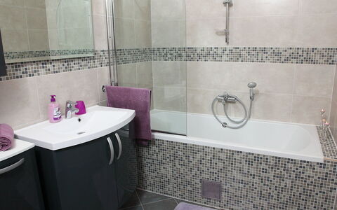Vinka: Mirror, Plumbing Fixture, Tap, Sink, Property, Building, Bathroom, Purple, Plant, Bathtub
