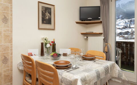 Chalet Beausite: Furniture, Interior Design, Wood, Room, Flooring, Ceiling, Floor, Picture Frame, Chair, Kitchen & Dining Room Table