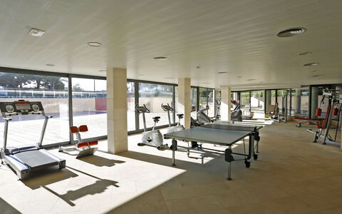 Cambrils 600: Building, Hall, Flooring, Floor, Wood, Table, Recreation Room, Leisure, Ceiling, Machine
