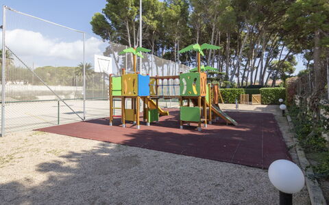 Cambrils 600: Sky, Plant, Tree, Road Surface, Grass, Asphalt, Shade, Cloud, Leisure, City