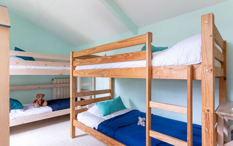 Villa Hélios: Bunk Bed, Property, Furniture, Blue, Comfort, Product, Building, Interior Design, Bed Frame, Hostel