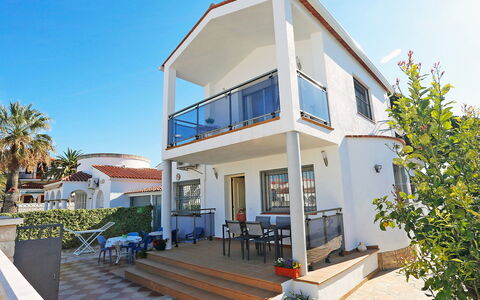 Solimar Cambrils: Sky, Building, Plant, Property, House, Shade, Condominium, Window, Porch, Urban Design