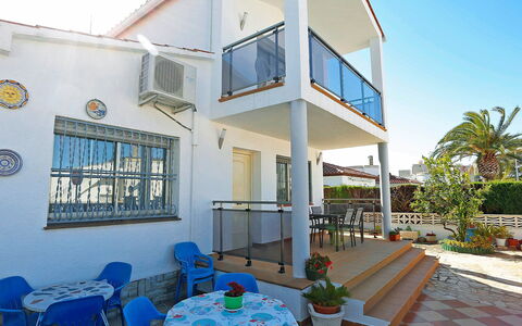 Solimar Cambrils: Sky, Building, Property, Blue, Azure, Plant, Interior Design, Chair, Window, Architecture