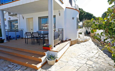 Solimar Cambrils: Plant, Property, Building, Sky, Flowerpot, Shade, Road Surface, Wood, Cottage, House