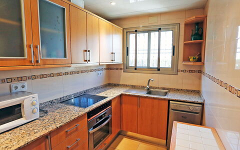 Solimar Cambrils: Countertop, Tap, Cabinetry, Kitchen Sink, Sink, Furniture, Property, Plumbing Fixture, Kitchen, Window