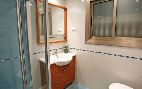 Solimar Cambrils: Mirror, Tap, Bathroom Cabinet, Sink, Plumbing Fixture, Bathroom Sink, Property, Cabinetry, Bathroom, Purple