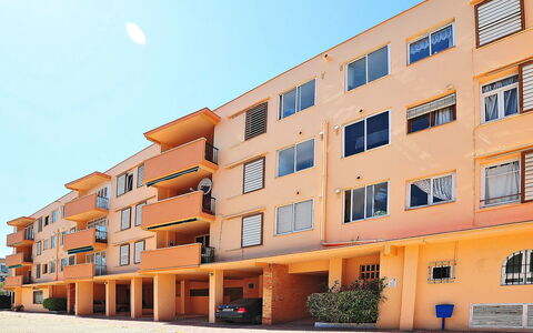 L'Ancora: Building, Sky, Window, Property, Plant, Lighting, Urban Design, Condominium, Neighbourhood, Residential Area