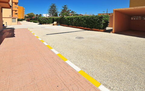 L'Ancora: Sky, Plant, Road Surface, Tree, Asphalt, Land Lot, Sunlight, Flooring, Floor, Urban Design