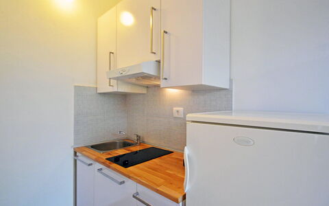 Aron: Cabinetry, Property, Kitchen Appliance, Countertop, Kitchen, Building, Interior Design, Lighting, Wood, Kitchen Stove