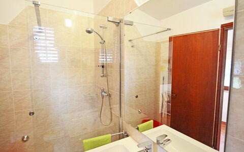 Aron: Shower Head, Property, Plumbing Fixture, Shower, Tap, Bathroom, Shower Bar, Shower Panel, Floor