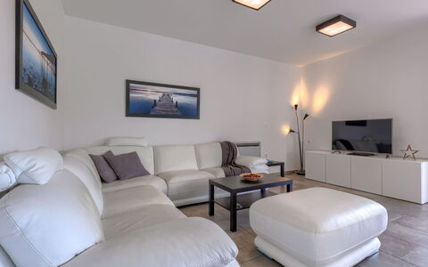 Luna Nera: Picture Frame, Property, Furniture, Comfort, White, Living Room, Interior Design, Table, Pillow, Floor