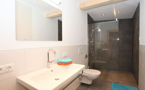 Zell am Ziller 180: Tap, Mirror, Plumbing Fixture, Sink, Bathroom Sink, Property, Bathroom, Building, Interior Design, Lighting