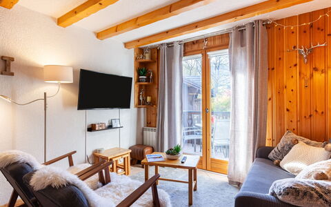 Les Huskies: Table, Property, Furniture, Comfort, Wood, Couch, Window, Lighting, Interior Design, Orange