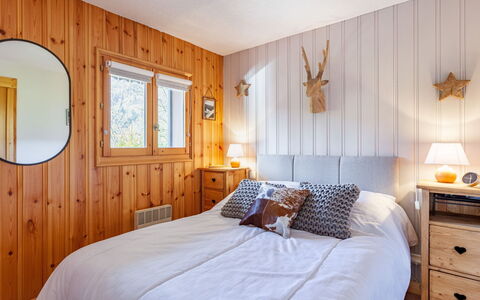 Les Huskies: Furniture, Property, Cabinetry, Comfort, Azure, Wood, Textile, Bed Frame, Interior Design, Bed