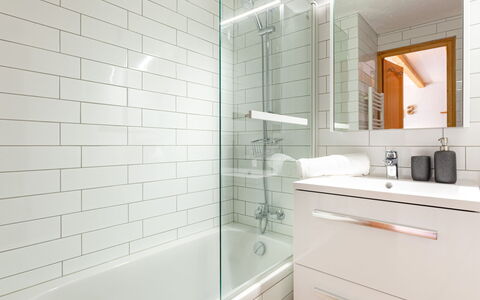 Les Huskies: Mirror, Tap, Bathroom Cabinet, Bathtub, Property, Building, Plumbing Fixture, Cabinetry, Sink, Bathroom